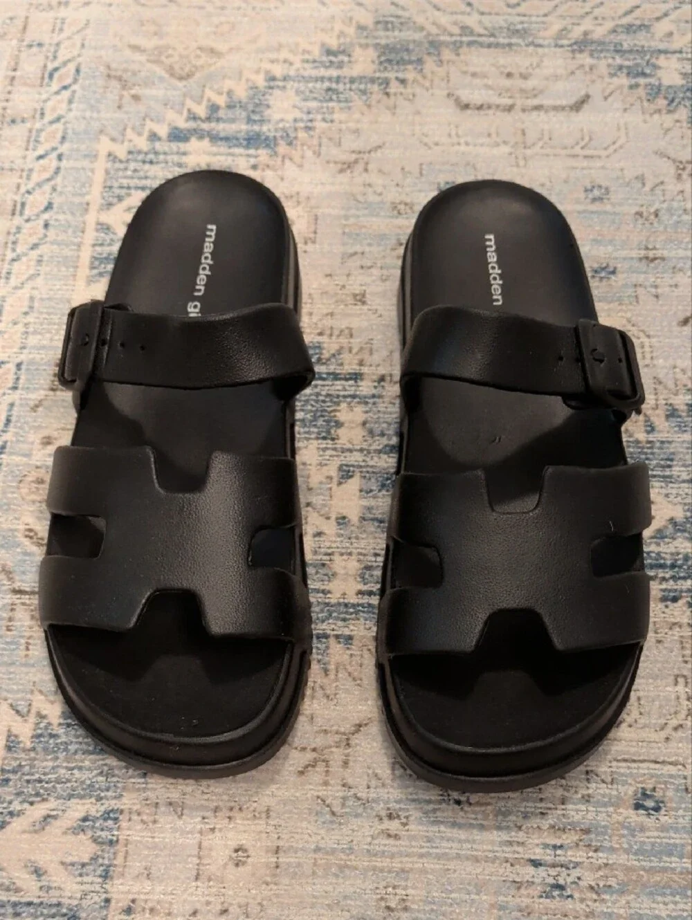 Madden Girl casual slide